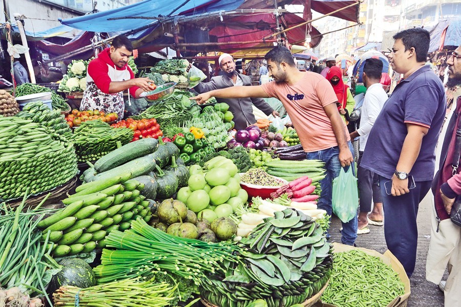 With the winter season setting in, Dhaka kitchen markets are flooded with various types of vegetables. The photo was taken at a kitchen market in Mirpur-1 area on Thursday — FE photo