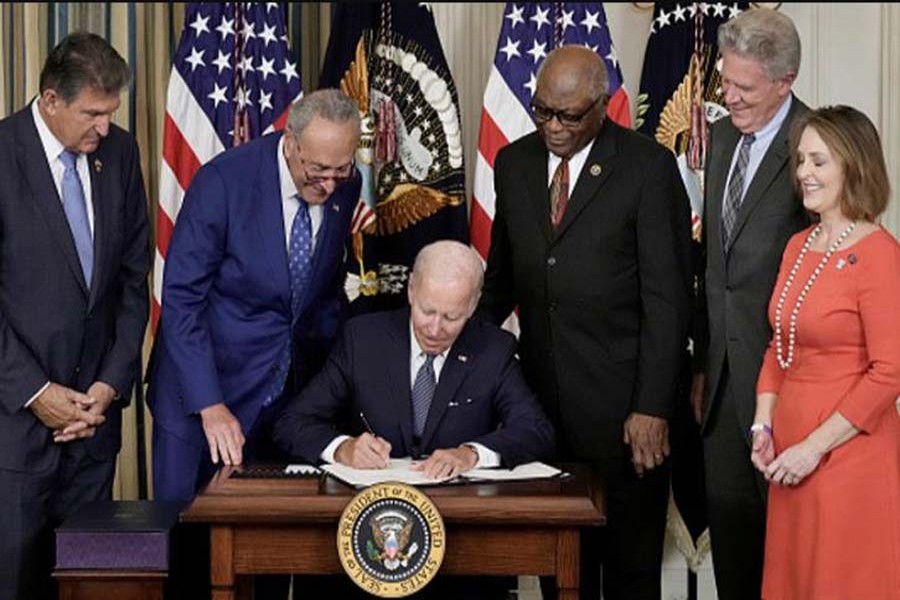 মার্কিন সরকারের ১.৭ ট্রিলিয়ন ডলারের ব্যয় বিলে স্বাক্ষর বাইডেনের