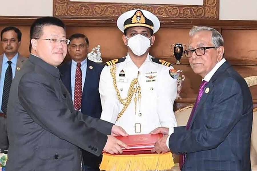 New Chinese envoy presents credentials to President