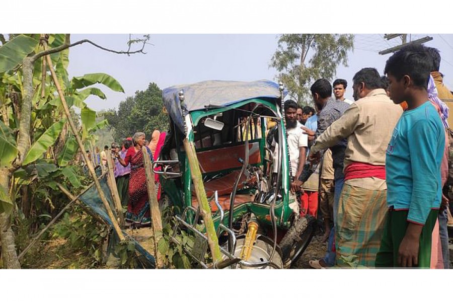 টাঙ্গাইলে ট্রেনের ধাক্কায় অটোরিকশার ৫ যাত্রী নিহত