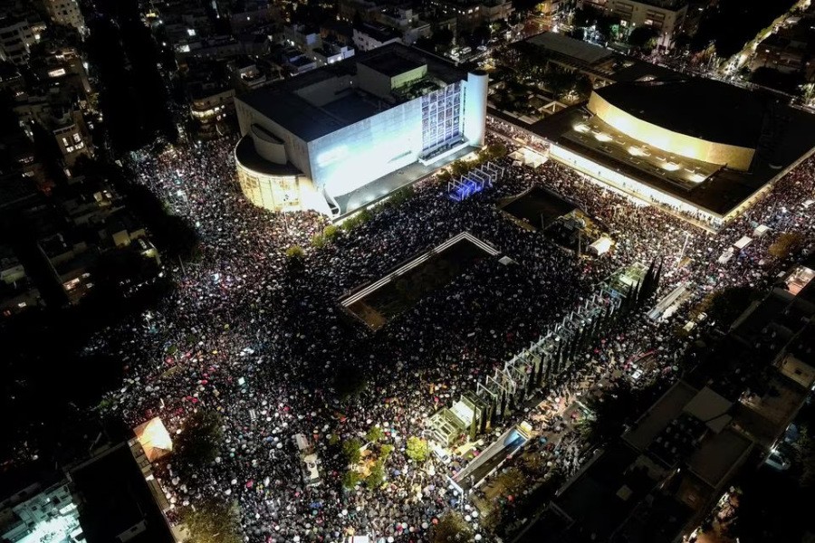  Israelis protest against Prime Minister Benjamin Netanyahu's new right-wing coalition and its proposed judicial reforms to reduce powers of the Supreme Court in a main square in Tel Aviv, Israel January 14, 2023. REUTERS/ Ilan Rosenberg