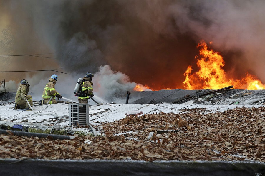 Hundreds flee after fire spreads through Seoul neighborhood