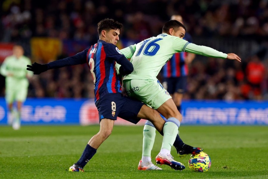 Soccer Football - LaLiga - FC Barcelona v Getafe - Camp Nou, Barcelona, Spain - January 22, 2023 FC Barcelona's Pedri in action with Getafe's Angel Algobia REUTERS/Albert Gea