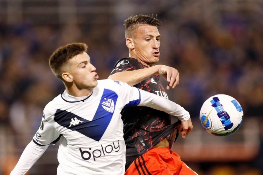 Soccer Football - Copa Libertadores - Round of 16 - First Leg - Velez Sarsfield v River Plate - Estadio Jose Amalfitani, Buenos Aires, Argentina - June 29, 2022 Velez Sarsfield's Maximo Perrone in action with River Plate's Braian Romero REUTERS/Agustin Marcarian