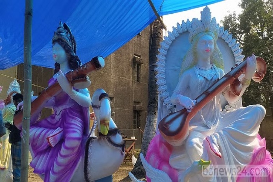 ৭৩ মণ্ডপে বিদ্যাদেবীর আরাধনার প্রস্তুতি ঢাবিতে