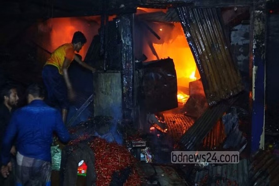 চট্টগ্রামের পাহাড়তলী কাঁচাবাজারে শনিবার রাতে আগুন লাগার পর ফায়ার সার্ভিস তা নেভায়